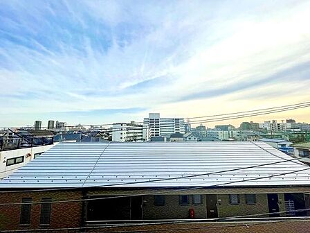7階建て4階部分、南向きのお部屋です。