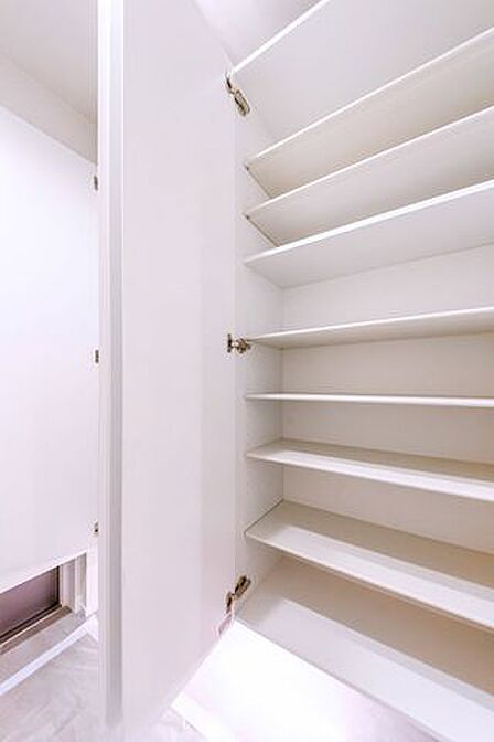 収納力のある大きな下駄箱付。ご家族分の靴をたくさん収納できます。