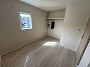 ＼家族の成長に寄り添う2階洋室／子ども部屋やワークスペースなど用途自在。収納もしっかり確保され、すっきりと使える快適なプライベート空間です。