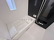 ＼一日の疲れを癒すバスルーム／ゆったりとくつろげる浴室空間。清潔感のあるデザインと快適な設備で、毎日のバスタイムを心地よいひとときに。