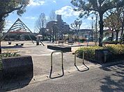 島ノ前公園広々としており、遊具もあります。 1100m