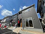 ＼堂々とした佇まいの新築戸建／洗練された外観デザインが街並みに映える一邸。住まうご家族の誇りとなる、美しさと安心感を兼ね備えた住まいです。