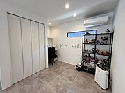 ＼使い勝手の良い洋室空間／客間や寝室、在宅ワークスペースとしても活用可能。多目的に活用できる便利な一室で、リビングと繋げて大空間にすることも可能。将来も安心の間取りです。