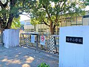 福平小学校福平小全校児童1048名の32クラス1・2年生は各7クラス3・4年生は各5クラス5・6年生は各4クラス 2530m