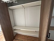 洗面台後ろのクローゼット季節を問わずにたっぷり収納ができます。冬物の収納にも困りません♪