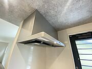 調理により発生する油煙や臭いを吸い込み、屋外へ排気してくれます。