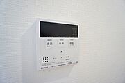 キッチン横からお湯張り、追い炊き、足し湯がボタン一つで楽々操作できる給湯機リモコンです＾＾忙しい夕飯の準備の時間帯に重宝しますね。