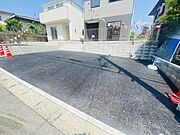 駐車スペースはゆとりある3台分を確保。マイカー用に、お客さま用に、余裕を持ってご利用いただけます。