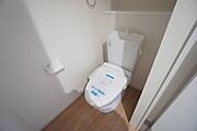 温水洗浄機付トイレです。節水機能もあるので、安心して使えますね。もちろん、1階2階の2ヶ所にトイレがあるので、忙しい朝にもゆとりができますね。