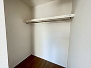 ウォークインクローゼットには扉を付けていないので部屋がより広く感じられますね。