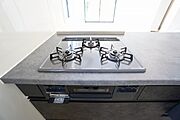 3種類の料理が同時に調理できる、3口ガスコンロ。忙しい夕食の支度時間が短縮できて嬉しいですね。