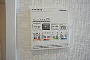 雨の日の洗濯も安心できる浴室暖房乾燥機付き浴室。リモコンで操作もボタン1つで簡単。 浴室暖房乾燥機には、暖房、乾燥、涼風、換気の4つの機能が付いています。タイマー付きです。