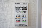 同仕様写真。雨の日の洗濯も安心できる浴室暖房乾燥機付き浴室。リモコンで操作もボタン1つで簡単。 浴室暖房乾燥機には、暖房、乾燥、涼風、換気の4つの機能が付いています。タイマー付きです。