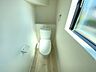 室内：ウォシュレット付トイレです。節水機能もあるので、安心して使えますね。もちろん、1階2階の2ヶ所にトイレがあるので、忙しい朝にもゆとりができますね。