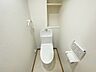 室内：収納棚付きで、トイレットペーパーや掃除用品を収納できてすっきり整理整頓されたトイレに＾＾