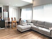 家族の笑顔が集まる開放的なリビングで新生活を。