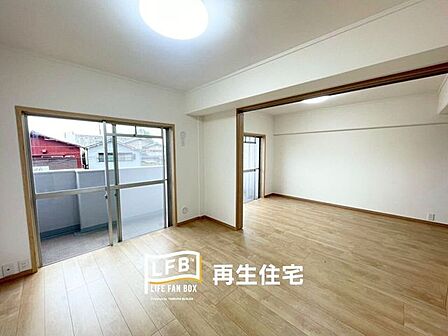 南向きの大きな窓からは気持ちの良い陽射しと風が室内に舞い込み、毎日の暮らしを明るく彩ります。