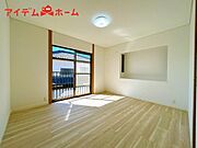 明るい寝室で心地のいい朝を迎えられそうです。 大きな窓からたっぷりの日差しが降り注ぐ明るい室内。