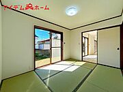 収納スペースもあるので、お昼寝用のお布団やおむつ、 おもちゃの収納にも役立ちます！