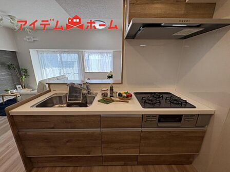 ダイニングを見渡せる、 使い勝手の良いシステムキッチン。