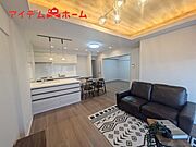 広々リビングは、陽当りが良く、部屋いっぱいに 明るい陽光が広がります。 