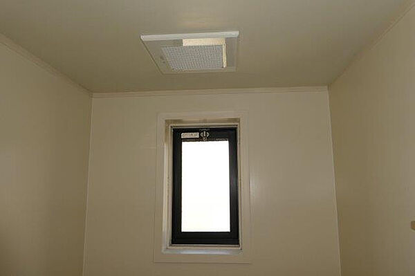 画像24:浴室窓・換気扇