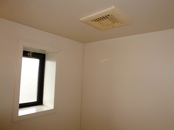 画像21:浴室換気扇・窓
