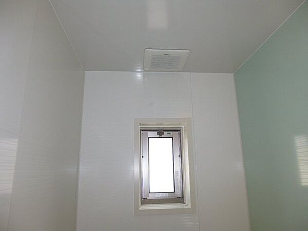 画像19:浴室換気扇・窓