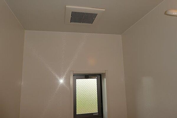 画像23:浴室窓・換気扇