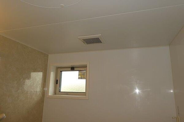 画像27:浴室窓・換気扇