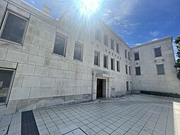目黒と恵比寿の間にある高級住宅街、旧「長者丸」エリアに他とは一線を画す、ホワイトの総大理石張りの気品溢れる外観です。「Musee」という名の通り、美術館のような佇まいです。