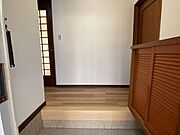 すっきりとした玄関。下駄箱があります。