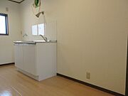 冷蔵庫のスペースも十分にあります。※お写真は203号室のものです。ご参考までにご覧ください。