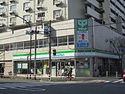 ファミリーマート 221m