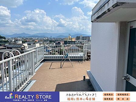 視界を遮る建物等がなく眺望も良好♪ガーデンテーブルセットを設置してご家族の憩いのスペースとしても♪