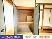 和室に完備された押入は大容量で、季節物やお布団等もスッキリ収納可能です♪