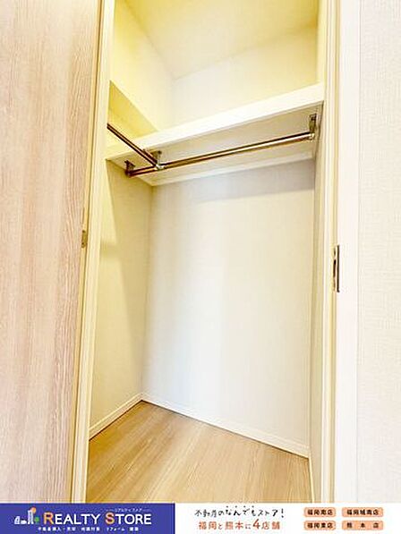 大容量のWICはハンガーパイプ付きでお洋服等もたっぷり収納することができ、居室も広く使うことができます♪