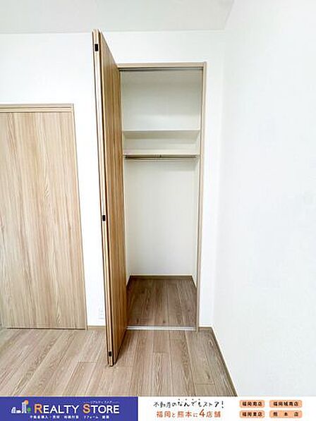 お洋服等の収納もしやすいハンガーパイプ付きのクローゼット♪