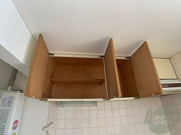 画像24:キッチン上部の棚も食器や台所用品などたくさん入ります！