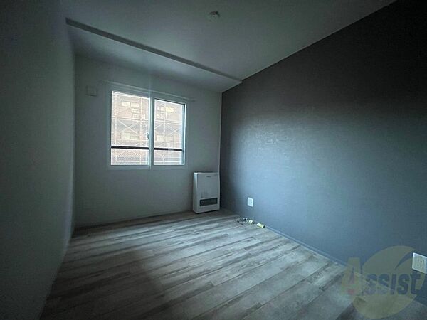 画像21:寝室はこちらです。光が差し込む、温かみのあるお部屋です。