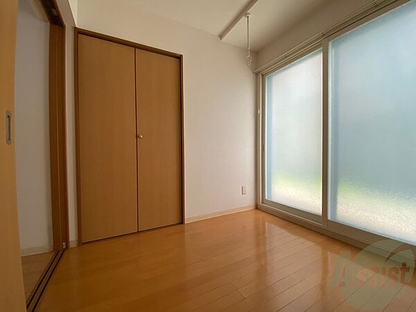 画像25:寝室を別角度から撮りました。どう家具を配置しますか？