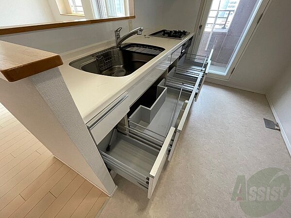 画像25:キッチン下の収納もたっぷり入るので、キッチンもすっきりです。