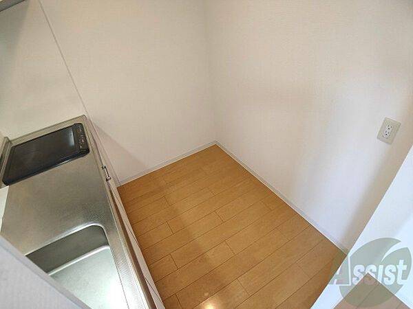 画像8:キッチン背部のスペースです。冷蔵庫やレンジ台も置けますね。