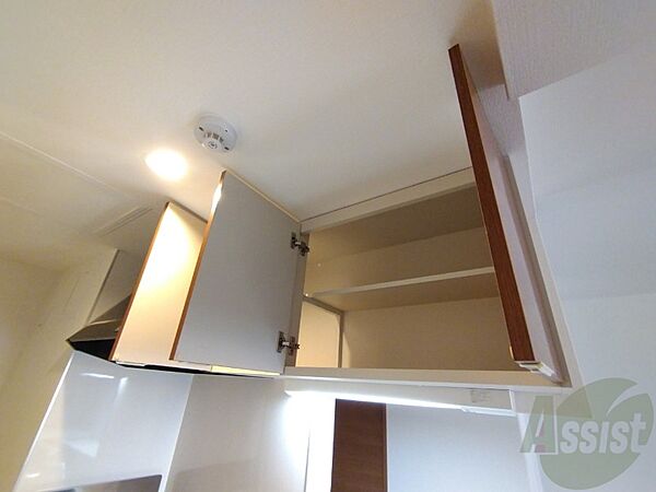 画像21:キッチンにも収納スペースがあり、食器の置き場に困りませんね。