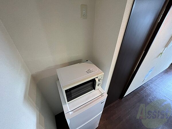 画像20:キッチン後ろには冷蔵庫を置けるスペースがありますね。