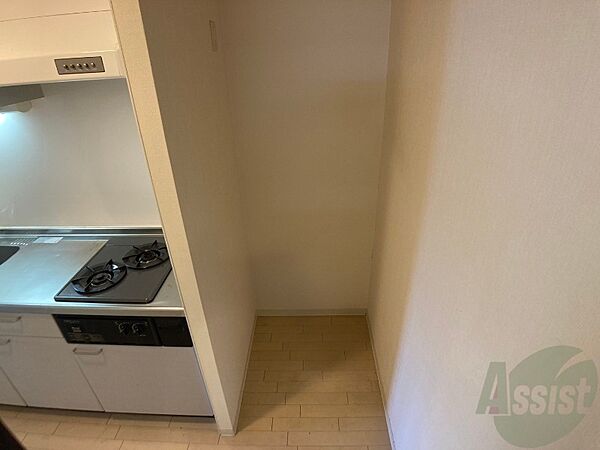 画像21:キッチンの横には冷蔵庫を置けるスペースがありますね。