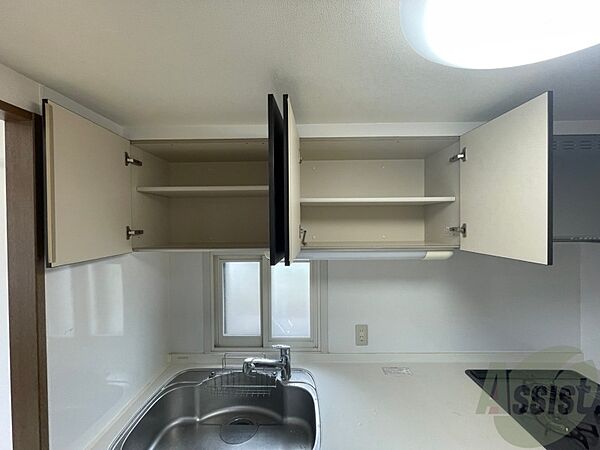 画像21:キッチン上部の棚に台所用品や食器などを入れることができます。