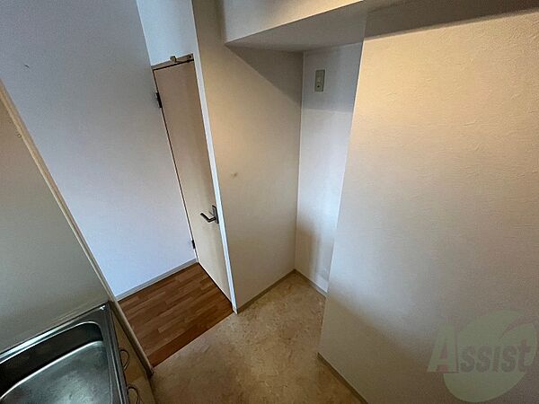 画像9:キッチン後ろには冷蔵庫を置けるスペースがありますね。