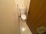 こちらはトイレです。清潔感があり、安心して使用できます。