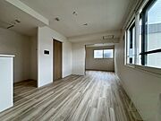 フローリングや壁の色がお洒落な印象のリビングです。